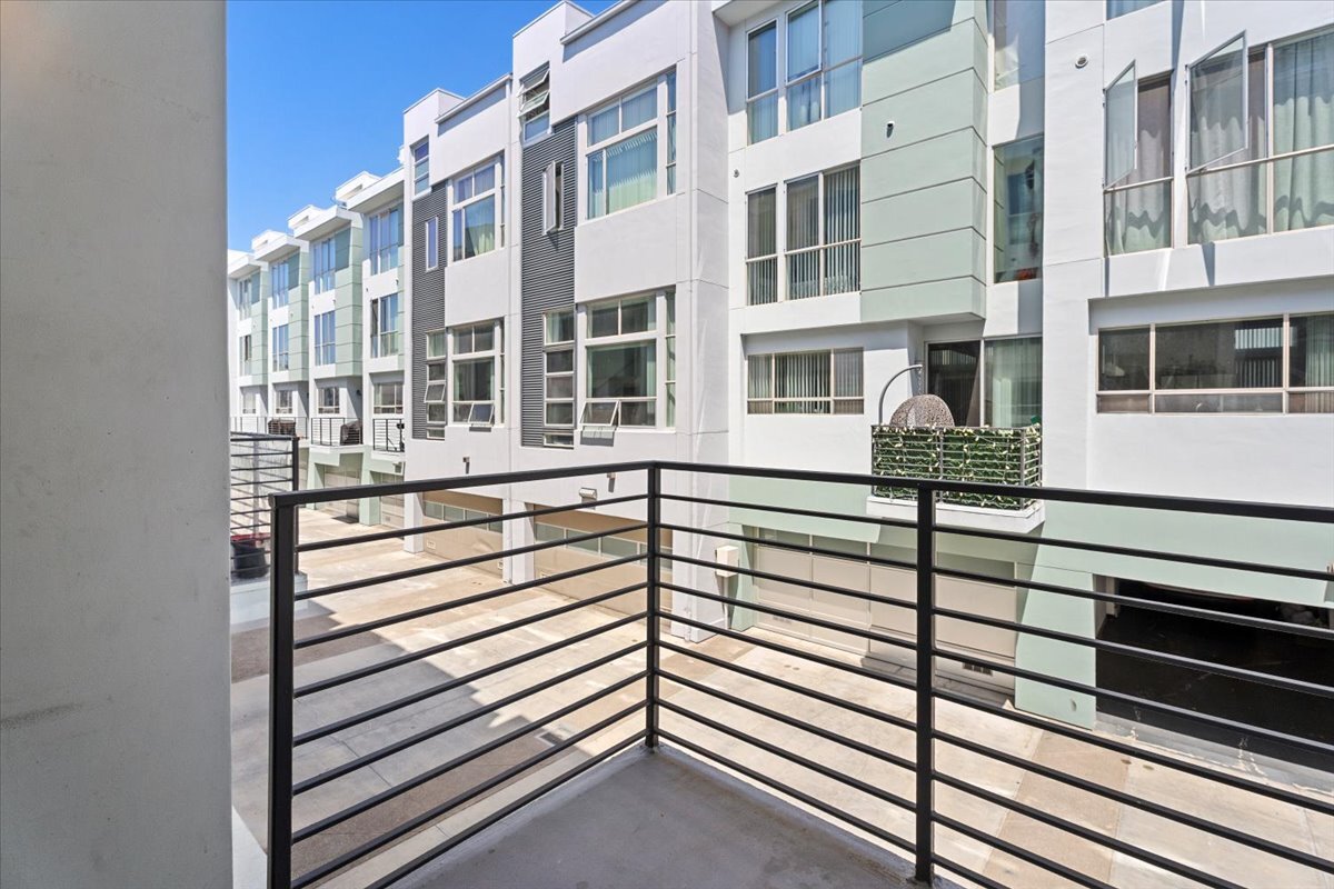 Building Photo - 4151 Redwood Ave
