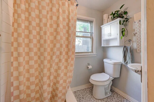 Building Photo - 3801 NW 25th St