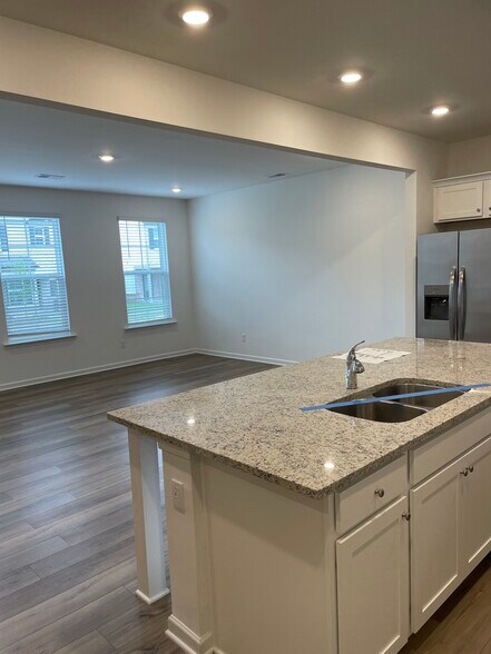 Building Photo - 102 Smithwood Dr