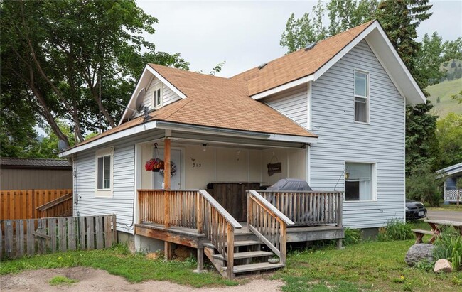 Building Photo - 213 Clyde St