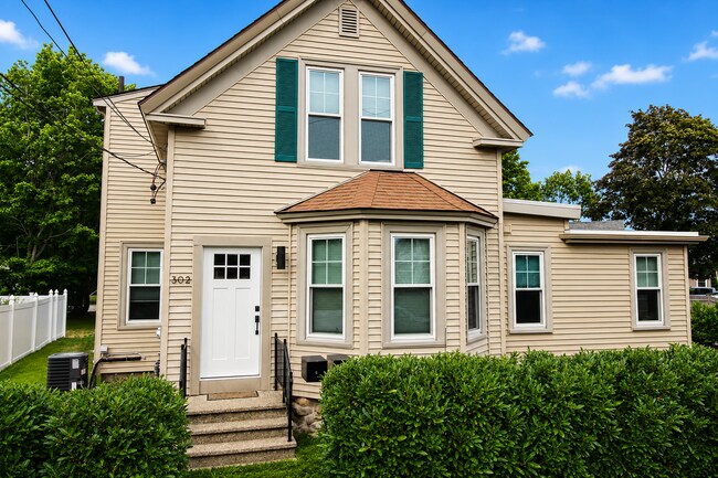 Building Photo - 302 Pine St