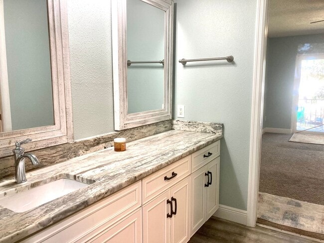 Building Photo - 2 bedroom, 2.5 bath condo in "The Islands"