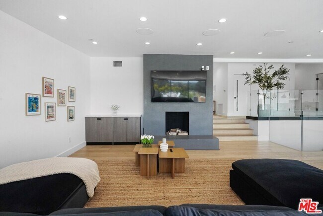 Building Photo - 1812 Navy St