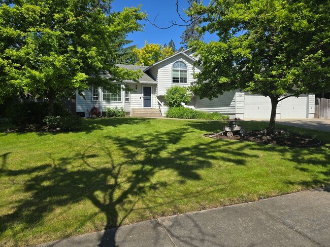 Building Photo - Beautiful home in desirable Riverside Harbor.