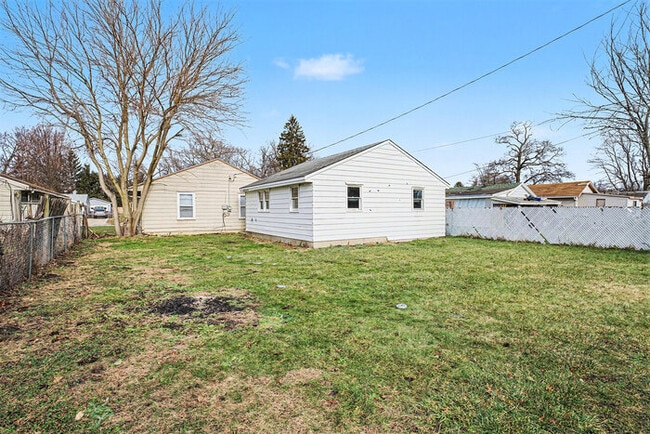 Building Photo - Charming 3-bedroom, 1-bath gem in the heart of Mishawaka!