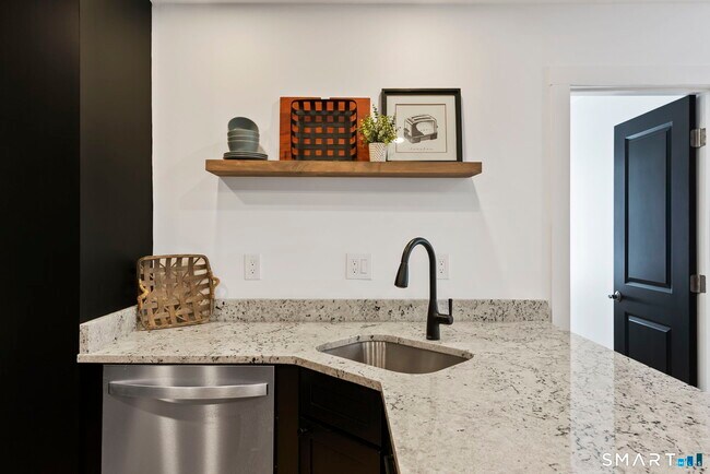 Building Photo - 179 Butternut St