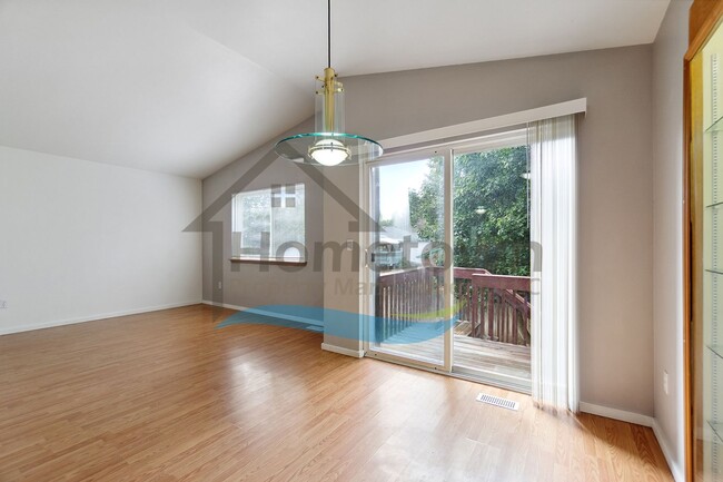 Building Photo - 4 Bedroom 2 Bathroom Home with Attached 2 ...