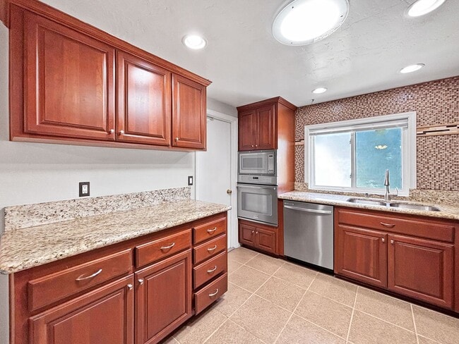 Building Photo - Spacious 3BD/2BA House in Allied Gardens W...