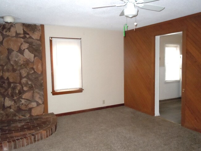 Building Photo - Two Bedroom Cottage Just off the Beltline ...