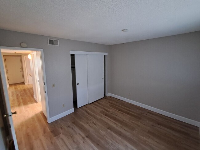 Building Photo - Roseville 2 Bedroom Duplex, New Carpet, Central Heat and Air, Large Fenced Yard