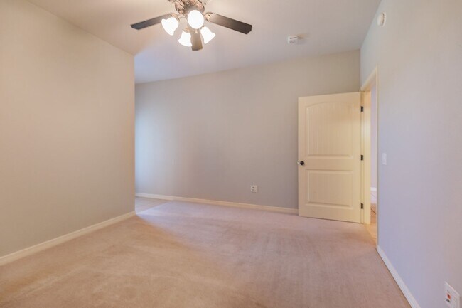 Building Photo - 3 bed 2 bath beautiful home!