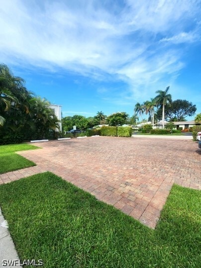 Building Photo - 2000 Alamanda Dr