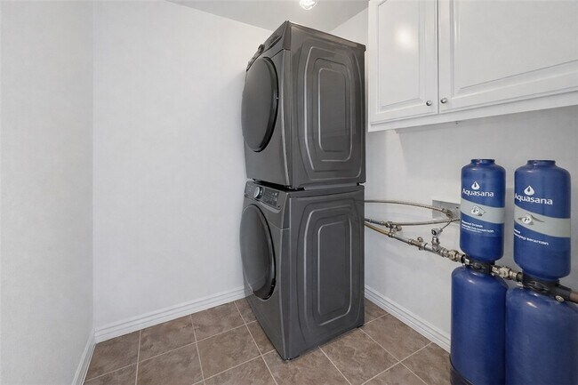 Building Photo - 110 SE G Ct