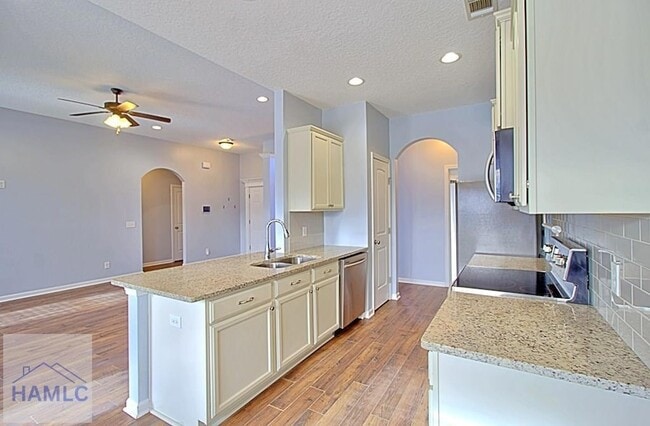 Building Photo - 452 Huntington Dr