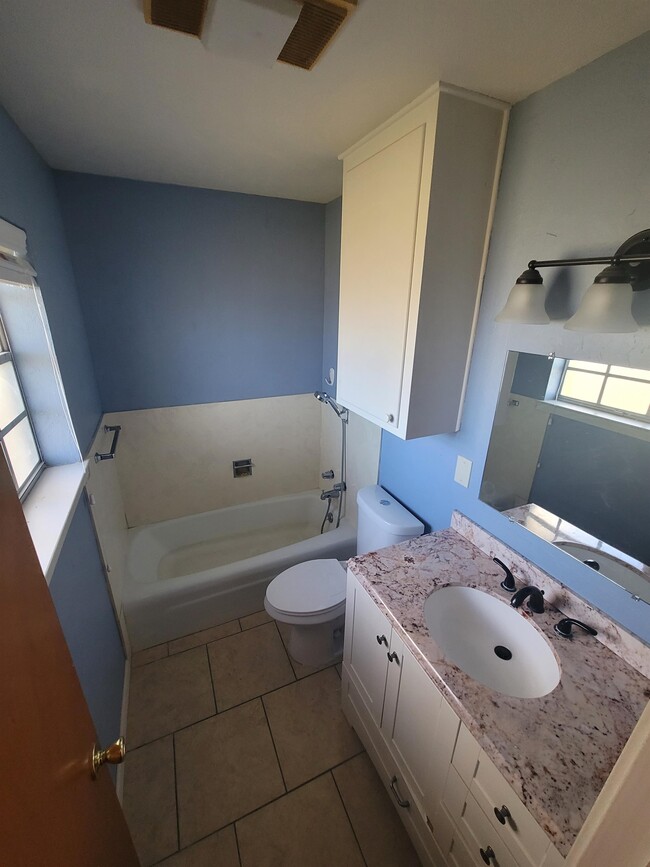 Building Photo - 6084 W Roundbunch Rd