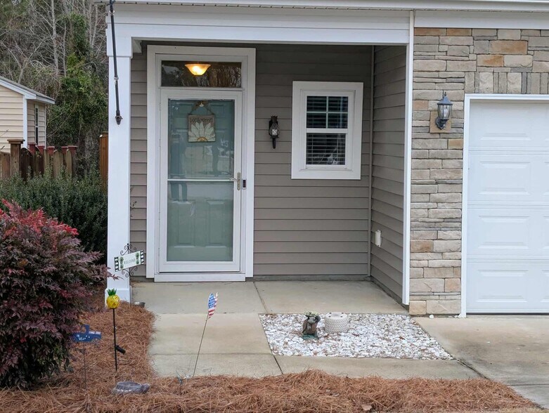 Building Photo - 400 Laurel Leaf Dr