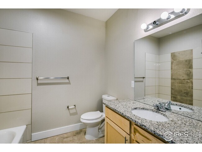 Building Photo - 4 Bedroom Townhome Available in Early Sept...