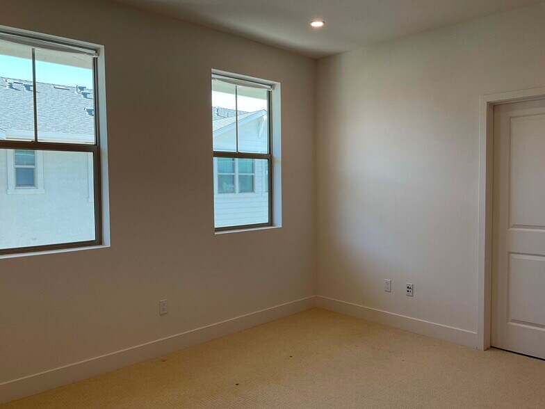 Building Photo - 2753 Oak Rd