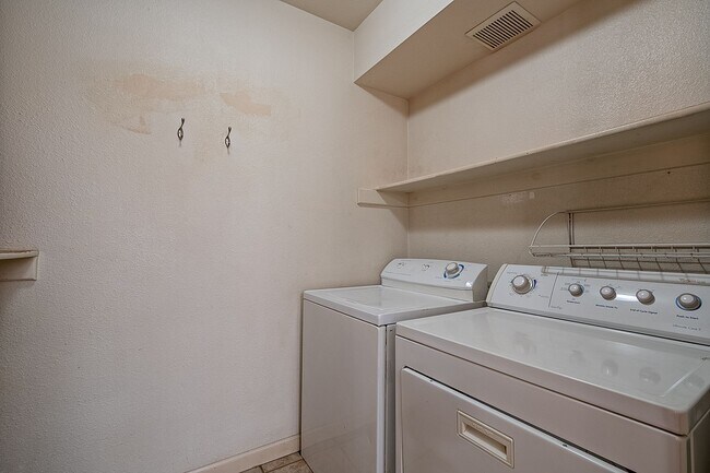 Building Photo - Condo for Rent