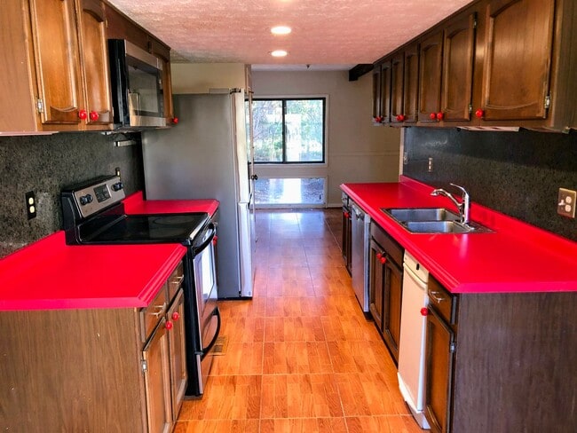 Building Photo - 3 bedroom 2.5 bathroom Home Near UGA and on the UGA Busline!