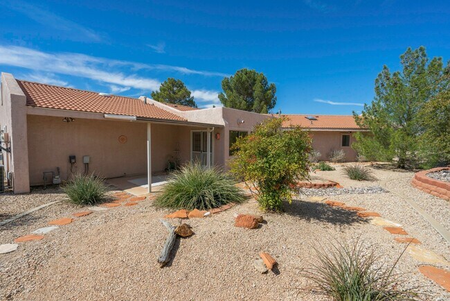 Building Photo - Spacious Stand Alone Home
