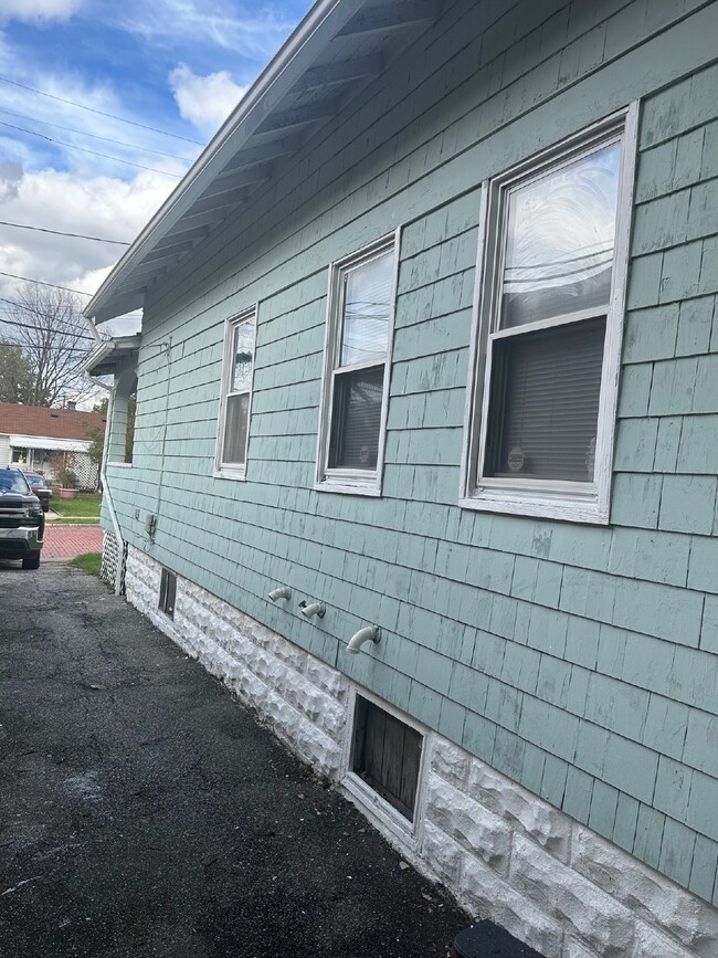 Building Photo - Easy access to Ridge Rd - 3 Bedroom 2 bath