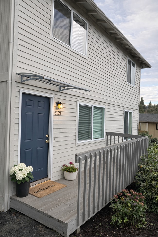 Building Photo - Private, Sunny Townhome | Carpet Free | Parking & Laundry Included