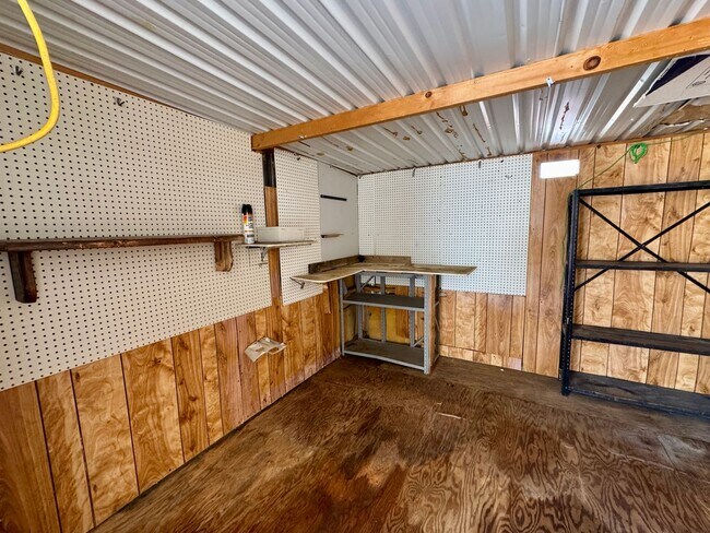 Building Photo - Cute Cozy and Centrally located