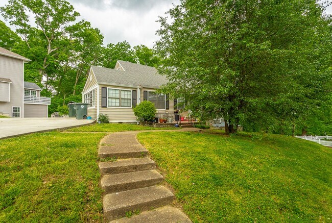 Building Photo - 321-325 Pine Ridge Road