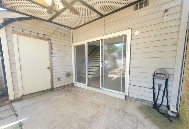 Building Photo - 2030 Plantation Dr