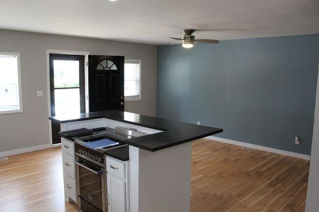 Building Photo - Cute 2 BR Bungalow in Garfield Park!