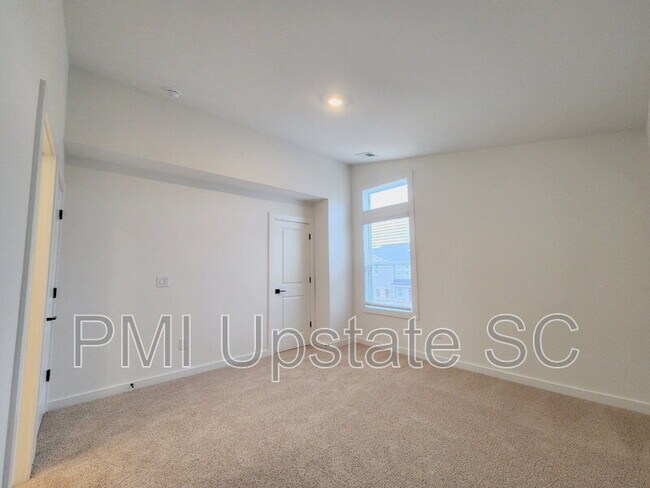 Building Photo - 1283 Westgate Vlg Dr