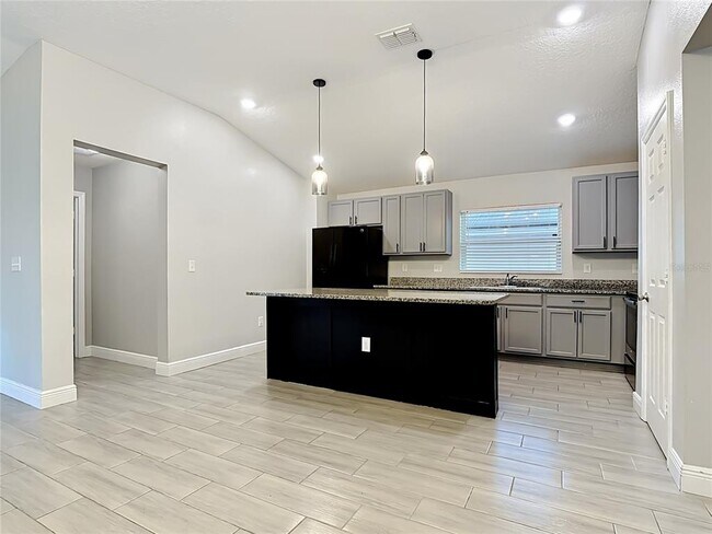 Building Photo - 3040 Lakes Crest Ave