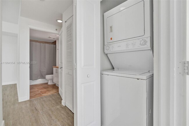 Building Photo - 7900 Harbor Island Dr