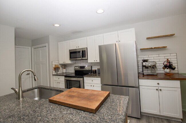 Building Photo - Charming 3-bedroom, 2.5-bath home nestled in the heart of Carthage