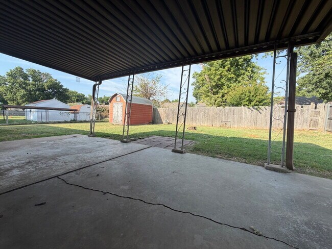 Building Photo - 2402 S Hickory Ave