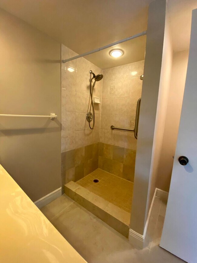 Building Photo - Beautiful and well-maintained 2BR/2BA town...