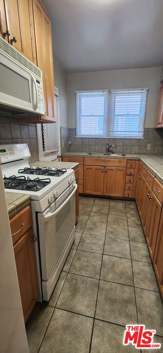 Building Photo - 1338 S Dunsmuir Ave