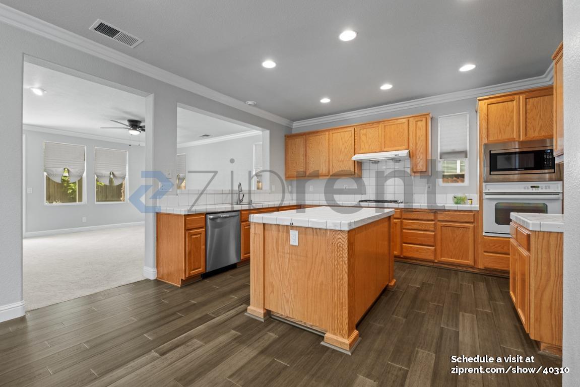 Building Photo - 2862 Safford Ave