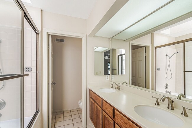 Building Photo - Two Primary Suites w/ Bonus Room l Prime L...