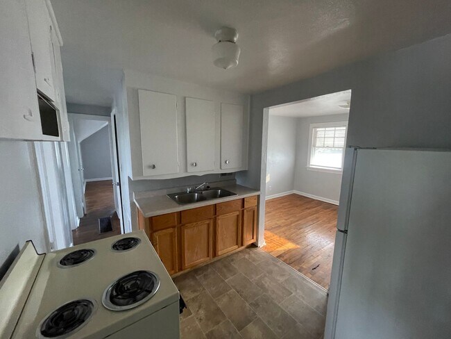 Building Photo - Large 1 Br upstairs apartment - with 2 bon...