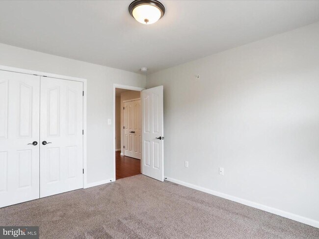 Building Photo - 20 Delano Dr