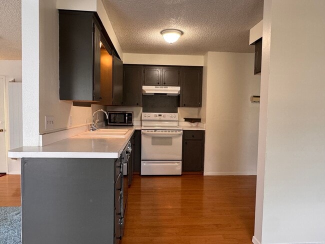 Building Photo - Large 3 br 1 ba charming home