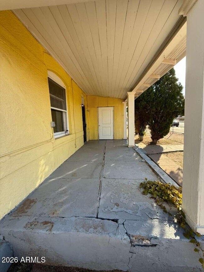 Building Photo - 1014 E 14th St