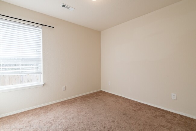 Building Photo - Well-Kept 3 BR home Near Walmart and Schools!