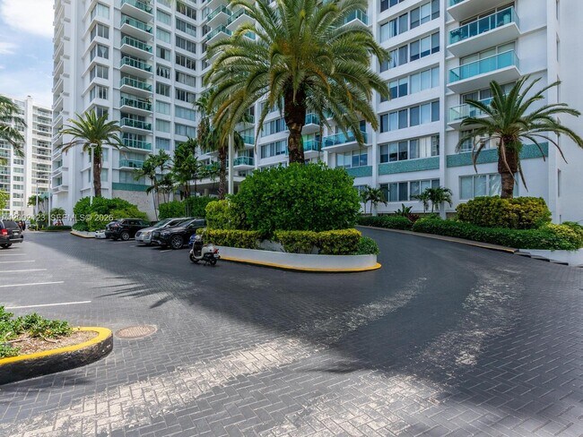 Building Photo - 1000 West Ave