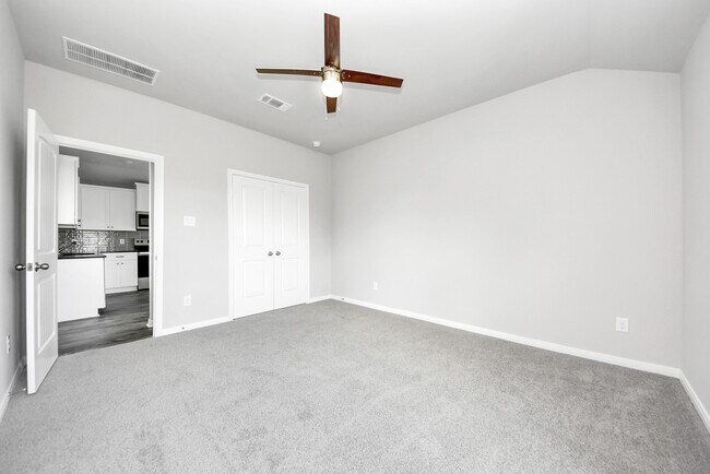 Building Photo - 688 Swallow Dr