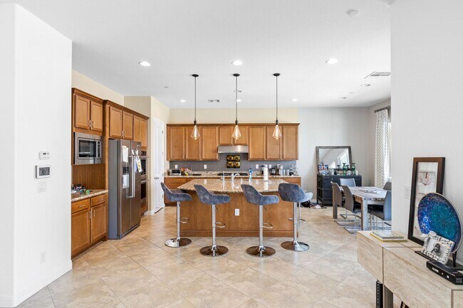 Building Photo - 5 Bed home w/downstairs bed. Private pool.