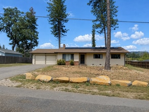 Building Photo - 3BR Cul-de-Sac Home w/ Solar, Water Softener, and Large Yard