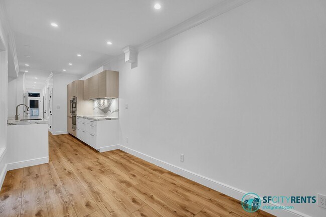 Building Photo - Russian Hill: Recently Remodeled Flat with In-Unit Washer & Dryer & A/C